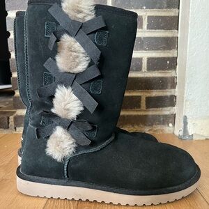 Like new Women's Uggs with Fur Accents